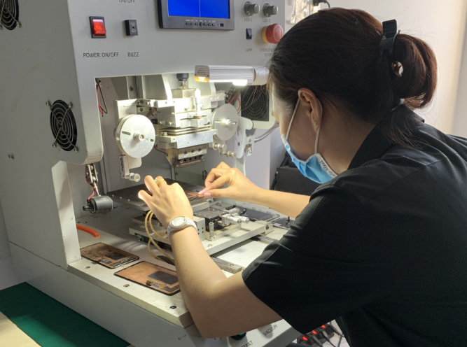 ép cổ cáp màn hình điện thoại phường cái khế