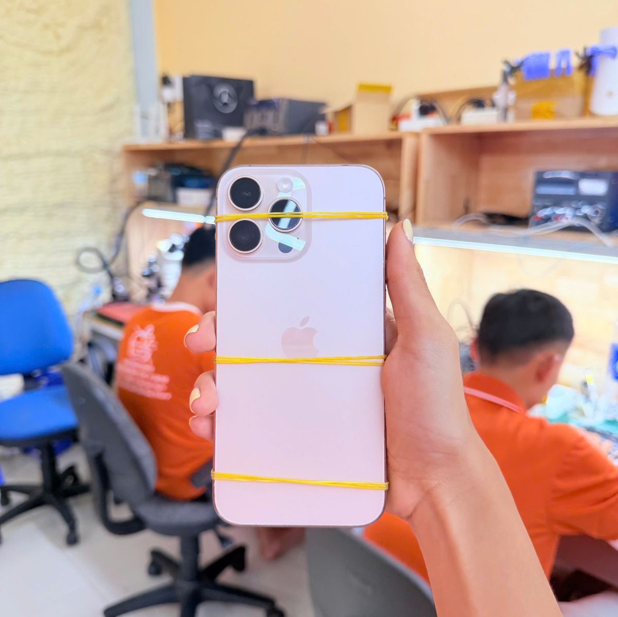 thay pin iphone 13 pro max cần thơ