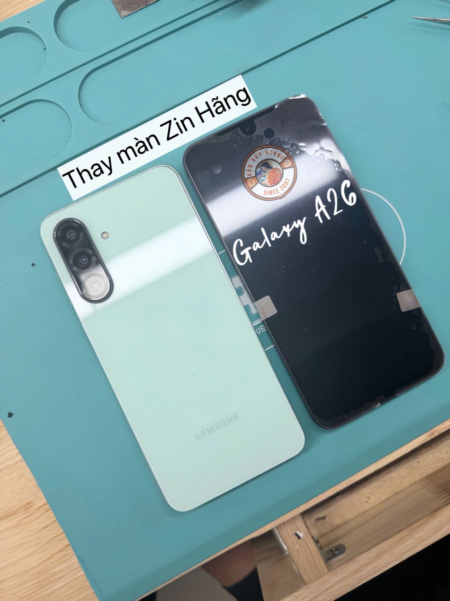 Kỹ thuật viên sửa điện thoại lấy liền tại Cần Thơ