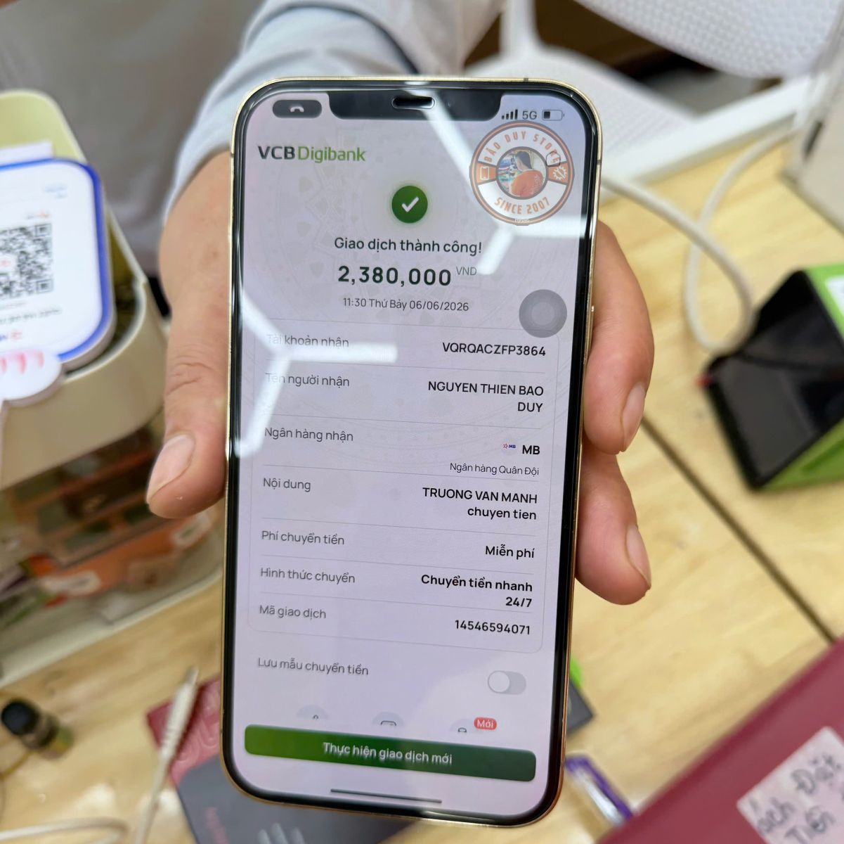 Kiểm tra màn hình trước khi ép kính Vivo V27 tại Cần Thơ